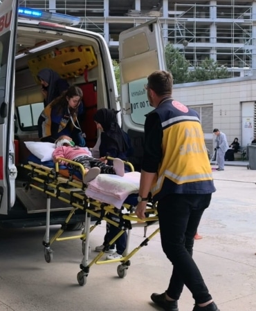 BALKONDA BAŞINA MERMER DÜŞEN ÇOCUK AĞIR YARALANDI