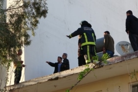 ÇATIYA ÇIKIP ÜZERİNE BENZİN DÖKTÜ GAZETECİ OYALADI POLİS YAKALADI