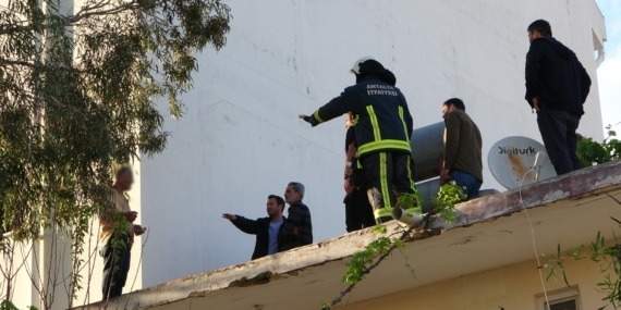 ÇATIYA ÇIKIP ÜZERİNE BENZİN DÖKTÜ GAZETECİ OYALADI POLİS YAKALADI