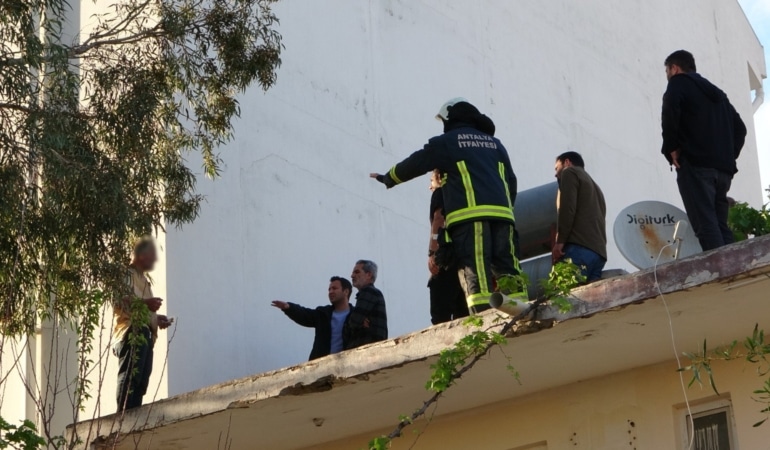ÇATIYA ÇIKIP ÜZERİNE BENZİN DÖKTÜ GAZETECİ OYALADI POLİS YAKALADI