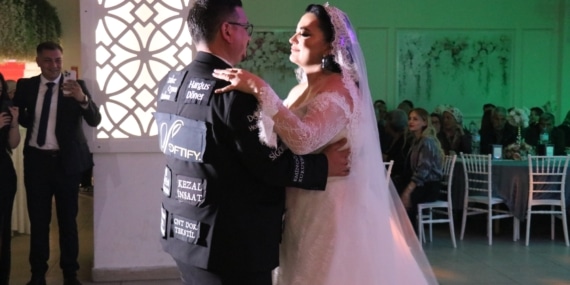 DÜĞÜN MASRAFINI DÜŞÜRMEK İÇİN DAMATLIĞINI REKLAM PANOSUNA ÇEVİRDİ 20 SPONSORUNUN REKLAMINI DAMATLIĞINA ASARAK MASRAFLARINDAN KURTULAN GENÇ, DÜĞÜNÜN YILDIZI OLDU