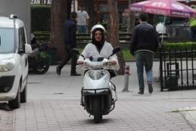 EVDE ANNE, SOKAKTA MOTOKURYE: AZMİYLE ÖRNEK OLUYOR