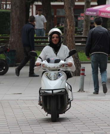 EVDE ANNE, SOKAKTA MOTOKURYE: AZMİYLE ÖRNEK OLUYOR