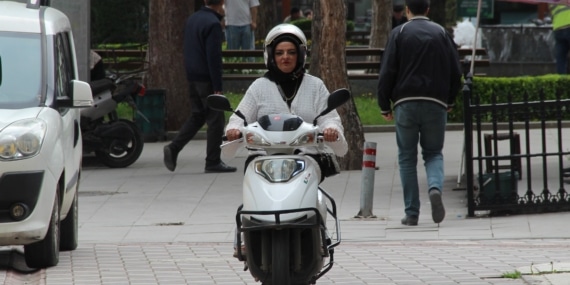 EVDE ANNE, SOKAKTA MOTOKURYE: AZMİYLE ÖRNEK OLUYOR