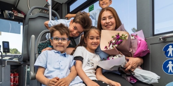 DİREKSİYON BAŞINDA BİR ANNE, DURAKTA BEKLEYEN DÖRT KALP ZERRİN KAPTAN'A DÖRDÜZLERİNDEN SÜRPRİZ