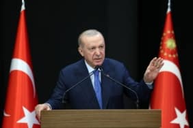 CUMHURBAŞKANI ERDOĞAN: "MUHALEFET ÖYLE İSTİYOR DİYE BİZ TÜRK DİASPORASINA SIRTIMIZI DÖNEMEYİZ" "BİZ ÖNÜMÜZE BAKACAĞIZ, GELECEK 25 YILDA NASIL BİR TÜRKİYE GÖRMEK İSTEDİĞİMİZİN YOL HARİTASINI BELİRLEMEYE ODAKLANACAĞIZ" "MEYHANE JARGONUYLA ONA BUNA SALDIRARAK, HAKARET EDEREK SİYASETTEKİ KAPASİTE AÇIĞI KAPATILAMAZ" "ARALARINDA GENEL BAŞKANLARIN DA OLDUĞU MUHALEFET AKTÖRLERİ GURBETİ SILAYA ÇEVİRMİŞ 7 MİLYONU AŞKIN BU KARDEŞLERİMİZİ DIŞLAMAYA DEVAM EDİYOR" "ANKARA ÇIKRIKÇILAR YOKUŞU'NDAKİ KARDEŞLERİMİZ NASIL BİZİM İNSANIMIZSA BERLİN'DEKİ, BRÜKSEL'DEKİ VATANDAŞLARIMIZ DA CANIMIZDAN BİRER PARÇADIR" "TÜRKİYE MERKEZLİ DÜŞÜNEN, İLKELERİMİZ NOKTASINDA BUNU BENİMSEYEN HERKESE KAPIMIZI ARDINA KADAR AÇTIK"