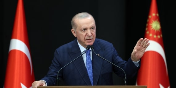 CUMHURBAŞKANI ERDOĞAN: "MUHALEFET ÖYLE İSTİYOR DİYE BİZ TÜRK DİASPORASINA SIRTIMIZI DÖNEMEYİZ" "BİZ ÖNÜMÜZE BAKACAĞIZ, GELECEK 25 YILDA NASIL BİR TÜRKİYE GÖRMEK İSTEDİĞİMİZİN YOL HARİTASINI BELİRLEMEYE ODAKLANACAĞIZ" "MEYHANE JARGONUYLA ONA BUNA SALDIRARAK, HAKARET EDEREK SİYASETTEKİ KAPASİTE AÇIĞI KAPATILAMAZ" "ARALARINDA GENEL BAŞKANLARIN DA OLDUĞU MUHALEFET AKTÖRLERİ GURBETİ SILAYA ÇEVİRMİŞ 7 MİLYONU AŞKIN BU KARDEŞLERİMİZİ DIŞLAMAYA DEVAM EDİYOR" "ANKARA ÇIKRIKÇILAR YOKUŞU'NDAKİ KARDEŞLERİMİZ NASIL BİZİM İNSANIMIZSA BERLİN'DEKİ, BRÜKSEL'DEKİ VATANDAŞLARIMIZ DA CANIMIZDAN BİRER PARÇADIR" "TÜRKİYE MERKEZLİ DÜŞÜNEN, İLKELERİMİZ NOKTASINDA BUNU BENİMSEYEN HERKESE KAPIMIZI ARDINA KADAR AÇTIK"