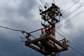 BOLU'DA ELEKTRİK DİREĞİNE YILDIRIM DÜŞTÜ