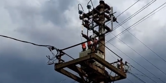 BOLU'DA ELEKTRİK DİREĞİNE YILDIRIM DÜŞTÜ