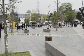 Beşiktaş İskelesi'nin önünde bıçaklı kavga; yaralılar v