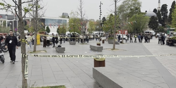 Beşiktaş İskelesi'nin önünde bıçaklı kavga; yaralılar v