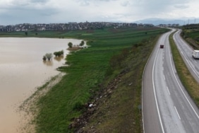 Bursa’da baraj gövdesinde izinsiz ekilen araziler su altında