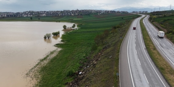 Bursa’da baraj gövdesinde izinsiz ekilen araziler su altında