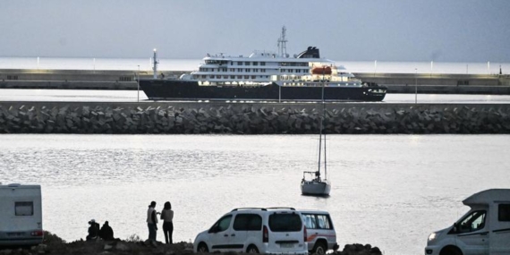 FOCUS | Hantavirus-hit ship MV Hondius arrives off Port of Granadilla on Spanish island of Tenerife