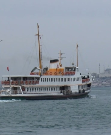 Kadıköy'de vapura binen Azerbaycanlı kadın kayboldu; çantas