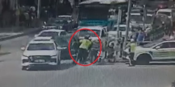 Nefes borusuna cisim kaçan moto kurye, polislerin ‘heimlich..