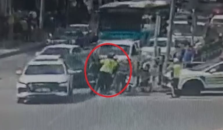 Nefes borusuna cisim kaçan moto kurye, polislerin ‘heimlich..