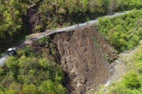 Ordu'da yaşanan heyelan nedeniyle yollarda çökme oluştu