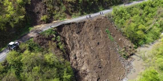 Ordu'da yaşanan heyelan nedeniyle yollarda çökme oluştu