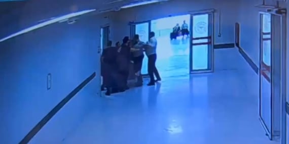 Radyasyon odasına zorla giren hasta yakını, doktora saldırd.