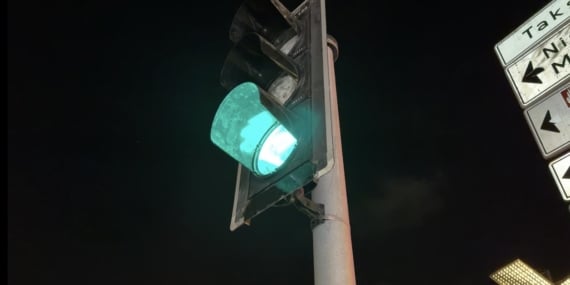 Şişli’de kazada üzerine trafik ışığı devrilen Mısırl