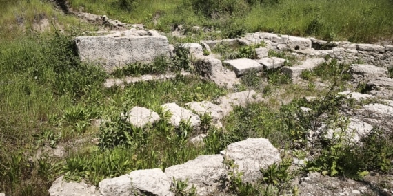 Villa inşaatı izni verilen 2,5 dönümlük alanda 8 Roma mezar